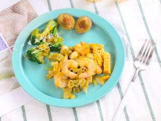 6、南瓜海鲜意面,满满的甜甜南瓜泥，均匀的裹着意面和海鲜，赏心悦目，鲜味十足，营养开胃。全家都爱吃。