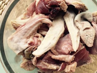 1、滋阴益气止汗，黄芪石斛番鸭煲,鸭肉洗净沥干