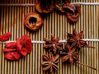 3、滋阴益气止汗，黄芪石斛番鸭煲,备好山楂、八角、枸杞