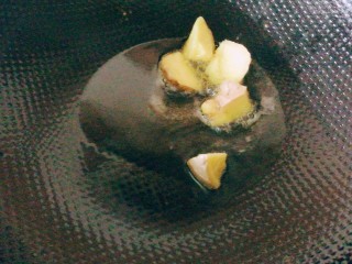 6、滋阴益气止汗，黄芪石斛番鸭煲,锅中热油至七成，改中火，加入姜蒜煸香