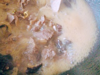 12、滋阴益气止汗，黄芪石斛番鸭煲,加入枸杞、酱油、糖，改中小火熬制四十分钟