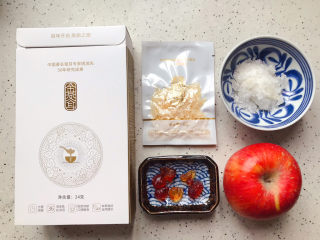 1、桃胶金燕耳苹果甜汤～提高免疫力佳品,首先我们准备好所有食材，金燕耳无需泡发，20分钟出胶，十分方便