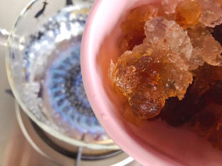 5、桃胶金燕耳苹果甜汤～提高免疫力佳品,水开后放入桃胶