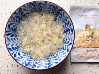 8、桃胶金燕耳苹果甜汤～提高免疫力佳品,如果你想胶质更丰富一些，可以将金燕耳用清水浸泡5分钟