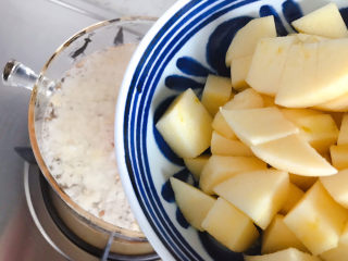 10、桃胶金燕耳苹果甜汤～提高免疫力佳品,再加入苹果