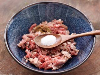 4、冬至美食～牛肉茼蒿饺子,再根据个人口味，加入适量的盐调味。