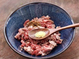 5、冬至美食～牛肉茼蒿饺子,加入鸡精增加口感。