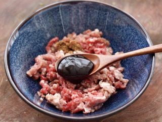 6、冬至美食～牛肉茼蒿饺子,这个时候加入生抽和蚝油。