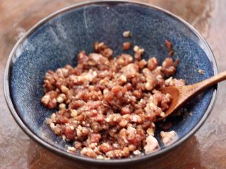 7、冬至美食～牛肉茼蒿饺子,把所有的食材，顺时针混合搅拌上劲。