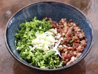 8、冬至美食～牛肉茼蒿饺子,这个时候牛肉馅里，加入切碎的茼蒿和葱花碎。