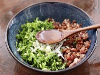 9、冬至美食～牛肉茼蒿饺子,再加入花生油。