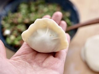 12、冬至美食～牛肉茼蒿饺子,包成自己喜欢的模样即可。