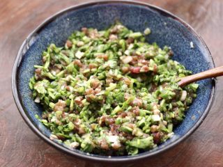 10、冬至美食～牛肉茼蒿饺子,把所有的食材翻拌均匀即可。