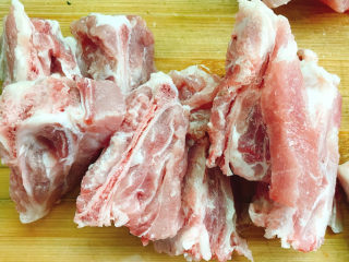 1、春笋排骨汤,准备好排骨，冲洗干净