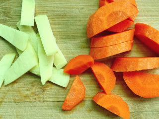 3、春笋排骨汤,生姜切片，胡萝卜切厚片