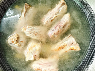 9、春笋排骨汤,加入适量清水