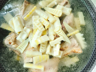 10、春笋排骨汤,倒入焯水后的春笋