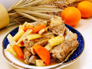 15、春笋排骨汤,装盘食用。