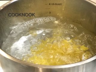 1、起司螃蟹通心粉,倒入通心粉 煮3分钟