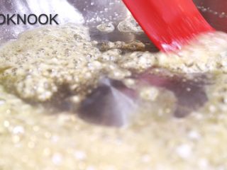 2、起司螃蟹通心粉,倒入大蒜