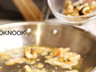 4、起司螃蟹通心粉,取出蟹壳