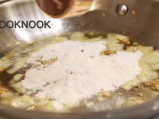 5、起司螃蟹通心粉,倒入中筋面粉 转中小火 