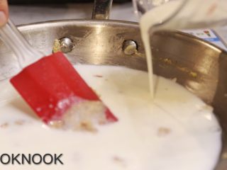 7、起司螃蟹通心粉,倒入冷的牛奶 继续搅拌