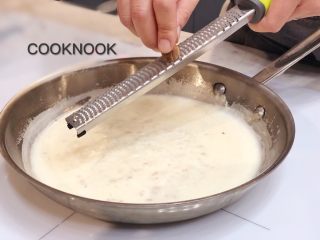 10、起司螃蟹通心粉,倒入肉荳蔻粉