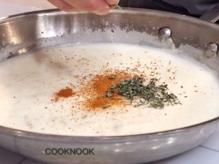 11、起司螃蟹通心粉,倒入西班牙红辣椒粉、百里香