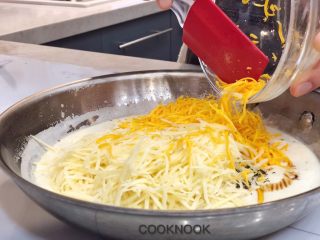 13、起司螃蟹通心粉,将起司一起倒入锅中
