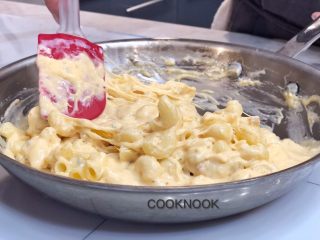 16、起司螃蟹通心粉,倒入煮好的意面 再搅拌均匀
