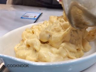 18、起司螃蟹通心粉,将拌好的意面倒入烤盘中