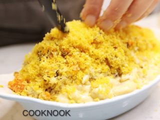 20、起司螃蟹通心粉,撒上蟹黄起司面包粉放入烤箱烤15到20分钟