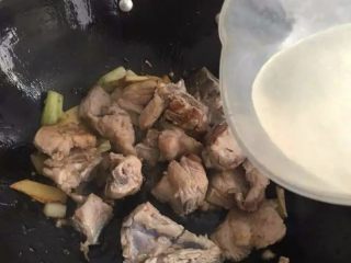 7、【排骨炖藕】滋补润燥,倒入适量的水