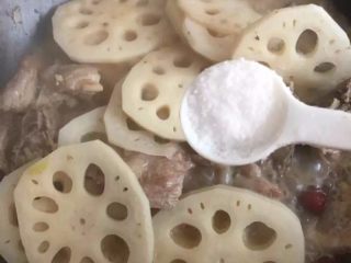 14、【排骨炖藕】滋补润燥,最后加入少量的盐调味