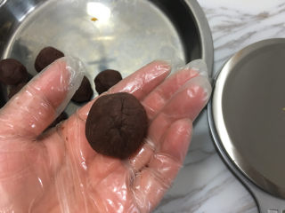 6、蛋黄酥（黄油+玉米油版）,将半个蛋黄包裹起来。