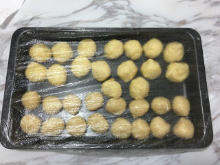 8、蛋黄酥（黄油+玉米油版）,接下来分割水油皮和油酥，平均分成16份。