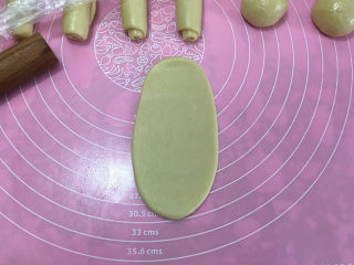 11、蛋黄酥（黄油+玉米油版）,将收口入压在下方，用擀面杖擀成椭圆形。