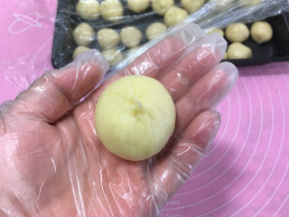 10、蛋黄酥（黄油+玉米油版）,然后将油酥包裹起来，收口处收紧。