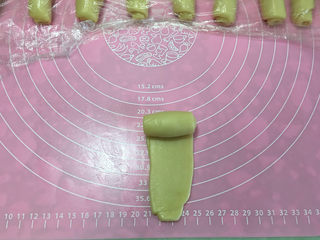 15、蛋黄酥（黄油+玉米油版）,由上向下再次卷起。