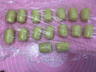 16、蛋黄酥（黄油+玉米油版）,同样都整形好再次醒面30分钟。