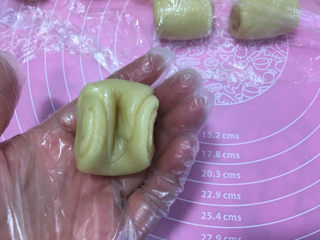 17、蛋黄酥（黄油+玉米油版）,然后取一个卷中间对折。