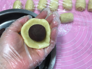 20、蛋黄酥（黄油+玉米油版）,放上做好的蛋黄馅。