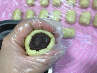 21、蛋黄酥（黄油+玉米油版）,用左手的虎口，借助右手慢慢转着收口。