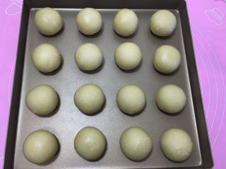 22、蛋黄酥（黄油+玉米油版）,口收紧后，用两只手的手心滚圆后放在烤盘里。