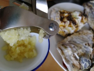 3、清蒸生蚝,准备适量蒜泥。