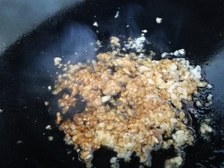 6、清蒸生蚝,小火炒香。