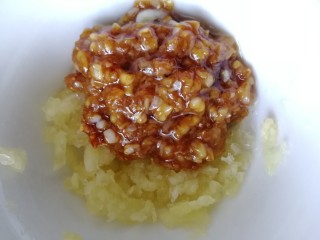 9、清蒸生蚝,和三分之一生蒜泥放在一起。