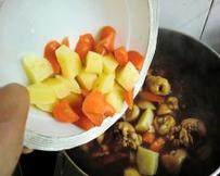 11、韩式安东炖鸡,倒入土豆和胡萝卜继续烧制