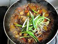 13、韩式安东炖鸡,加入胡椒粉，放入粉条，放入篙子杆和葱段继续烧制3分钟